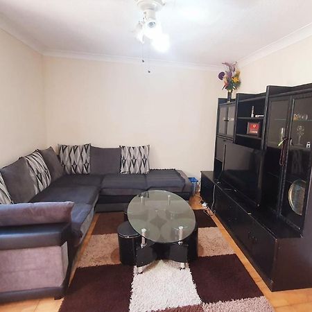 1 Bedroom Apartment Close To Slough Train Station Esterno foto