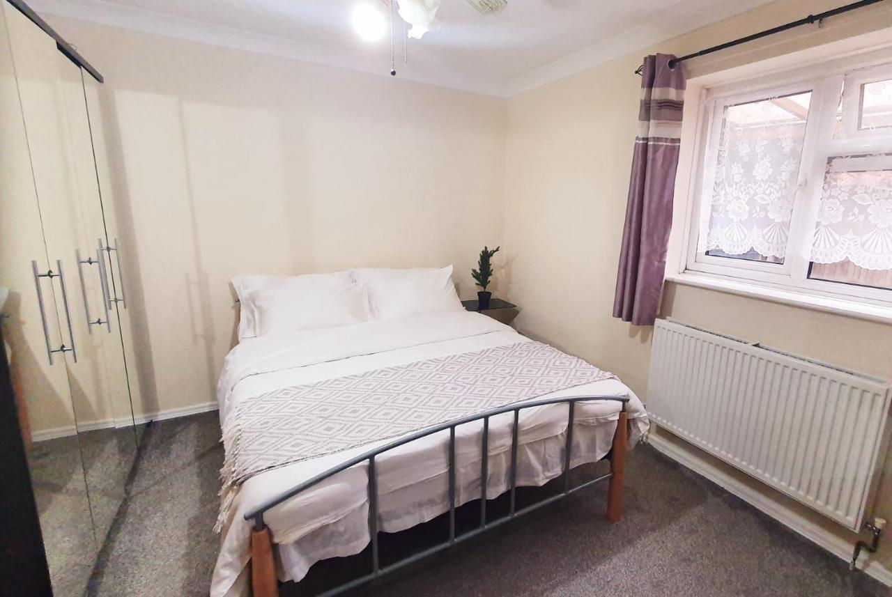 1 Bedroom Apartment Close To Slough Train Station Esterno foto